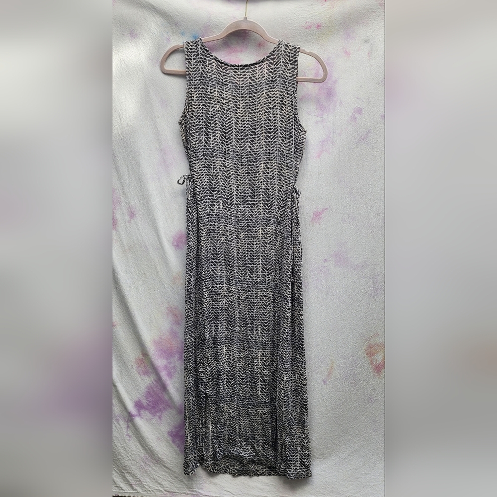 Vintage dress. The fabric stretches,so it fits an extra small to a medium size. - Picture 7 of 8